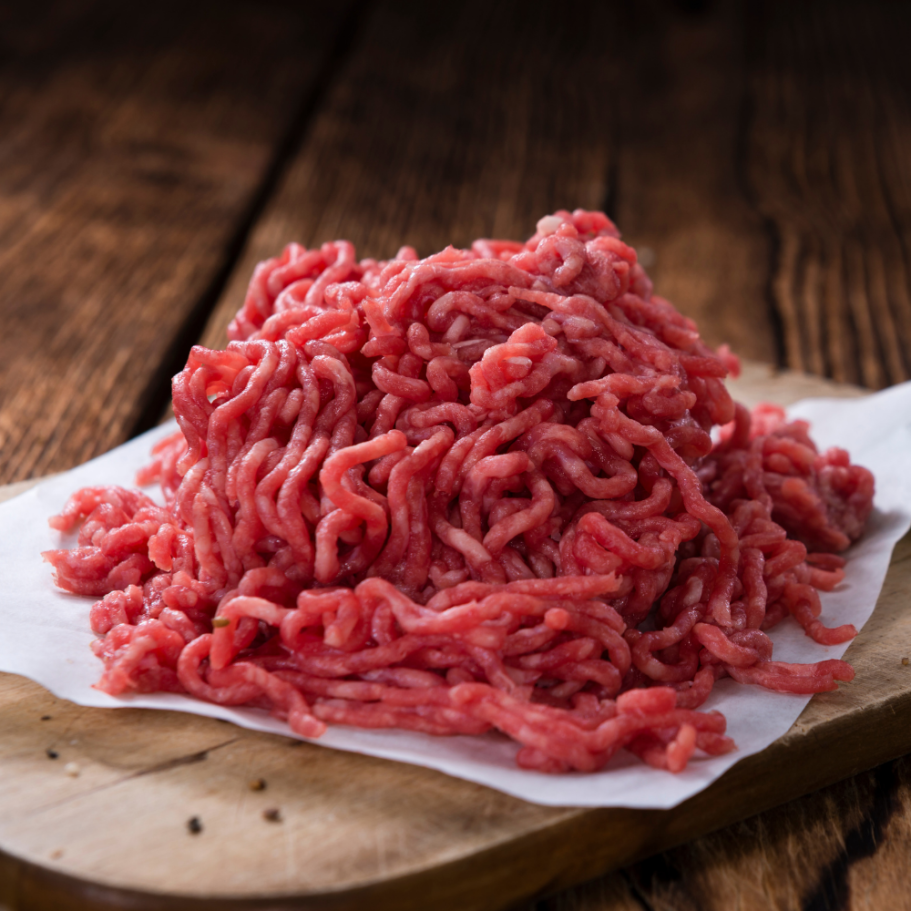 Rohes, gewölbtes Hackfleisch auf einem Holzbrett.